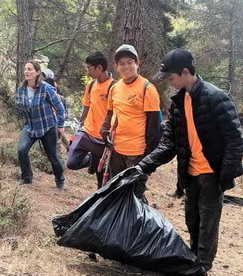 Interns install new signs on Codornices Creek